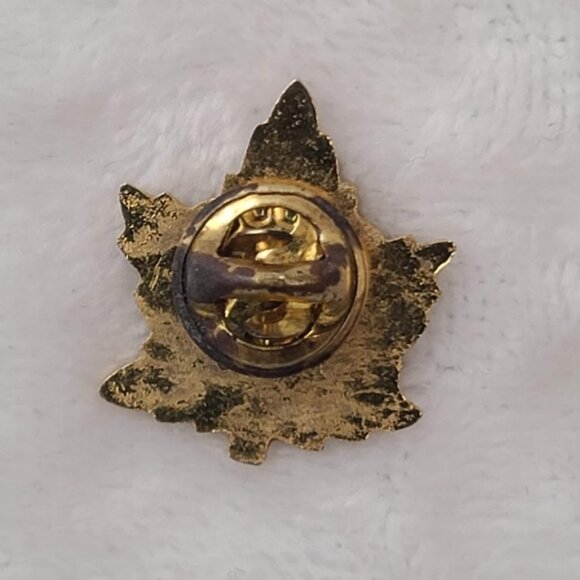 Niagara Falls Souvenir Maple Leaf Enamel Lapel Pin Red Yellow Green - Picture 5 of 5